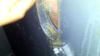 Svenska Hustruns Glory Hole Handjob
