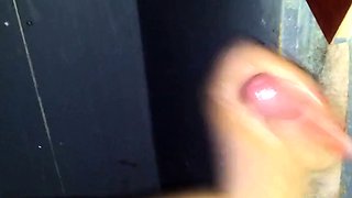 Svenska Hustruns Glory Hole Handjob
