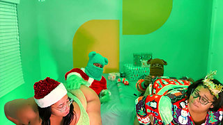 Teddy Vs Teddy Grinch: First to Cum Loses