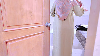 Maid trapped by employer recorded on video while changing clothes in the toilet