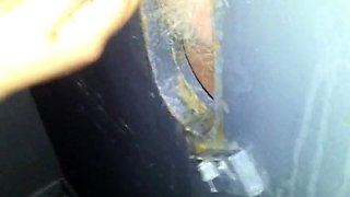 Svenska Hustruns Glory Hole Handjob