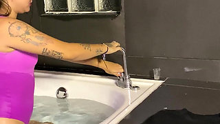 Home electrician ends up the beautiful neighbor in the bathtub