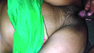 Green Saree wali desi bhabhi ko devar ne ghori bana ke chut chudai kiya.indian aunty ko boyfriend doggy style me pel diya.hindi
