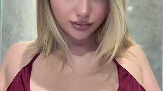 Blackwidof Hot Babe Rubs Her Wet Pussy In The Shower
