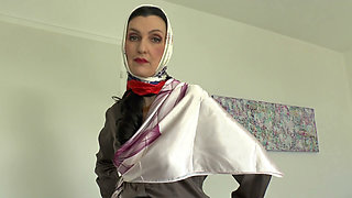 Afternoon Headscarf Try-on, Lady Victoria Valente