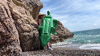 Relaxing Sound of Waves with Crocodile Bouncing and Inflating