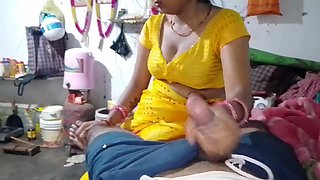 Step-sister-in-law in the kitchen, sister-in-law-in-law took out the water of the bro-in-law's land, flashing fat orbs with her arms Hindi audio.