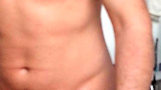 Joshua Guthmann nackt im Badezimmer