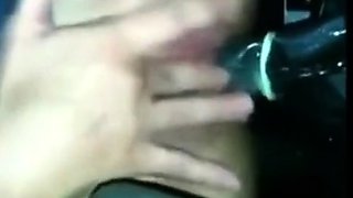 Elle se fait du bien dans la voiture avec son jouet