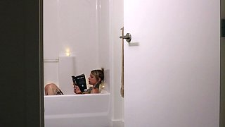 Bubble butt amateur goes solo with a toy in the powder room