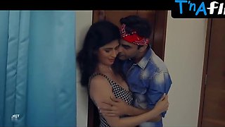 Ankita Parmar Bum, Hooters Sequence in The Clue