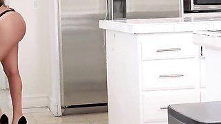 Massage trailer with explosive Richelle Ryan from Perv Mom