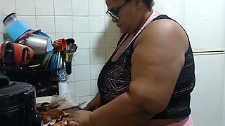 Stepmother in the Kitchen, Fucking Until She Gets a Lot of Cum in Her Mouth.