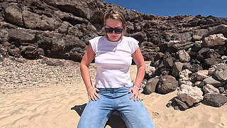 Casual Beach Pee - Jeans Wetting Outdoors