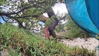 un black encule une jeune blonde sur la plage