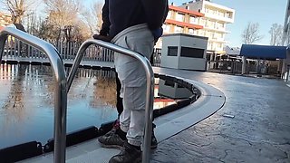 un tip ma ejagulat sperma pe balustrada cun vibrator