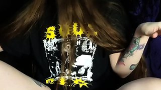 Cute amateur teen girl toying her pussy in bed on cam