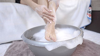 Jasmin takes a footbath - hot to see