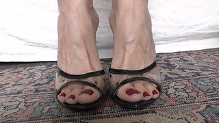 Mature, Sexy Feet in Sexy High-heeled Mules