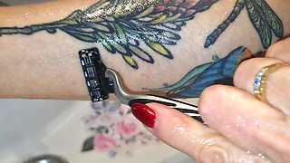 Melissa Johnson Shaving Her Granny Legs