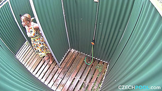 Czech Pool 43: Super-cute Shower Dancer
