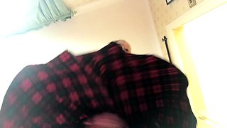 amateur cam babe destroys her ass