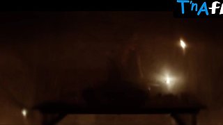 Samya De Lavor Caboose, Hooters Sequence in O Barco