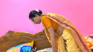 South indian sexy bhabhi ko desi uncle nekhub pussy fuck kiya, bhabhi ne apna pussy chataya