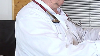 Vaginal Temperature Measurement of Hot Skinny Mature Gwen Cortez