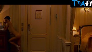 Natalie Portman Rump, Milk cans Episode in Motel Chevalier