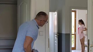Sexy black-haired performs heavy gargle for her daddy
