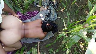 The stepbrother made stepsister completely naked in the cornfield and made a doggy and rubbed the fat ass