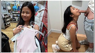 Une Asiatique De 18 Ans Suce Une Grosse Bite Dans Une Cabine Dessayage Et Avale Du Sperme