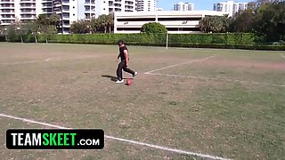 Pretty blondie stunner gets her snatch stretched